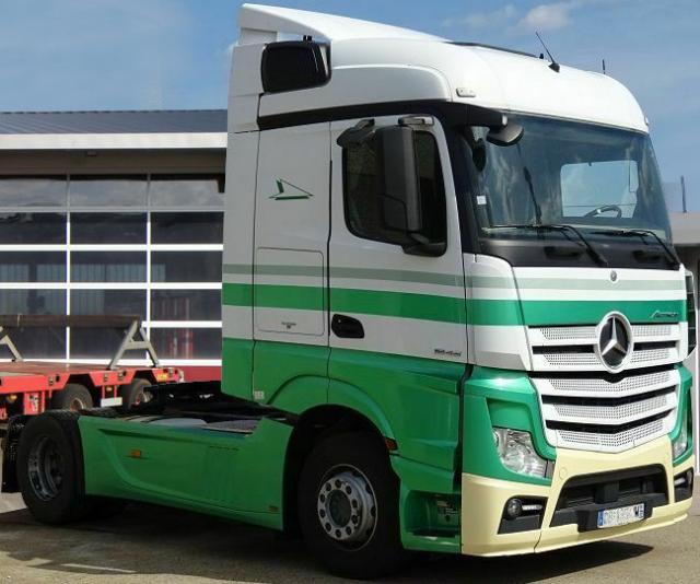 عدد 5 شاحنات اكتروس