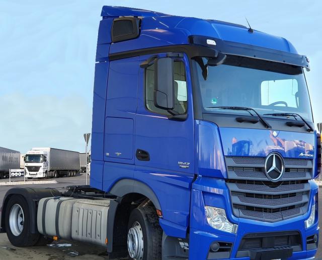 اكتروس عدد 8 شاحنات