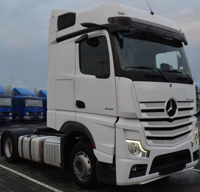 اكتروس عدد 3 شاحنات