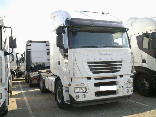 العدد 4 شاحنات