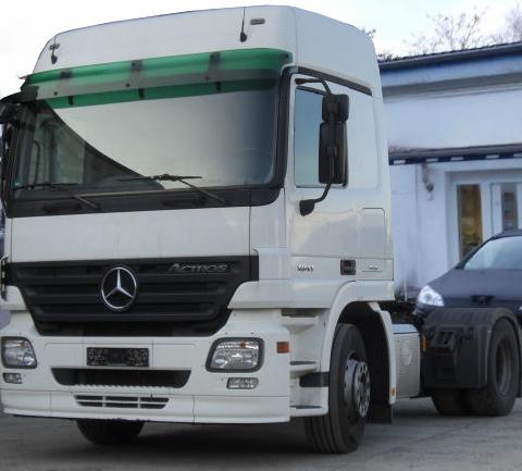 العدد خمس شاحنات